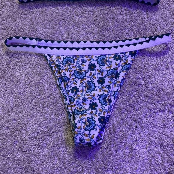 Bikini - Picture 2 of 4